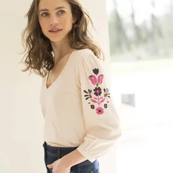 Dámské tričko Tričko s výstřihem do V a 3/4 rukávy s výšivkou režná 42/44