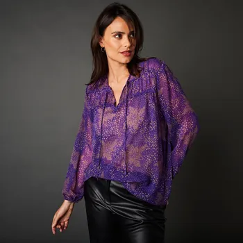 Dámská halenka Vzdušná halenka s minimalistickým vzorem fialová/režná 46