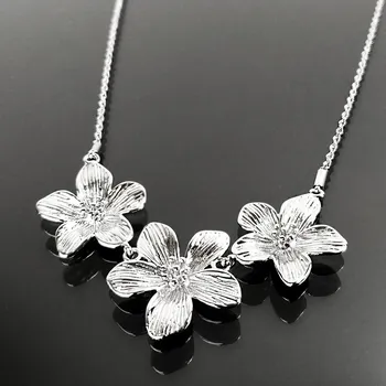 Náhrdelník Výrazný exkluzivní ocelový náhrdelník ve tvaru květů č. 1442