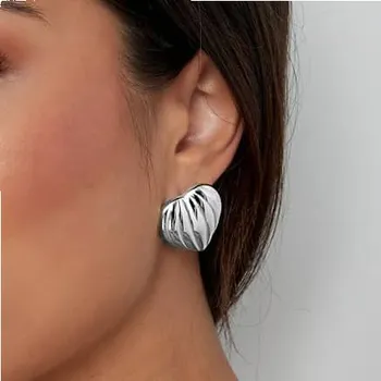 Náušnice Elegantní vzorované náušnice ve tvaru srdce z chirurgické oceli č. 1646