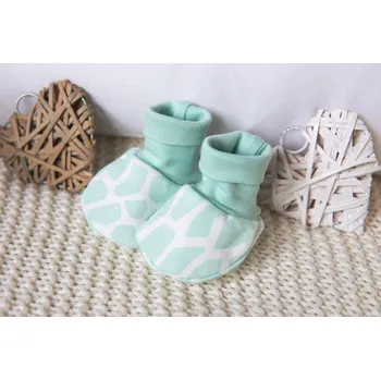 Capáčky AMÁLKA Bavlněné capáčky pro miminko zelené, žirafí potisk Velikost: 68-80