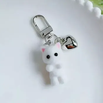 Fally Co. Sametově hebký přívěsek na klíče bílá kočička se srdíčkem