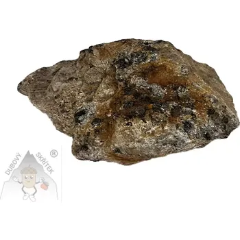 Drahý kámen Almandin granát – přírodní surový kámen s krystaly