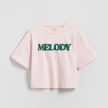 Dívčí tričko Reserved - Volné tričko s potiskem - pastelově růžová - 396HU-03X - 396HU-03X-U14