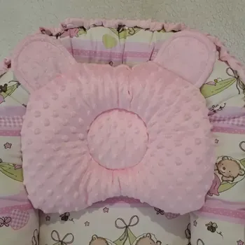 Příslušenství pro dětskou postel a kolébku Podhlavníček Medvídci na houpačce