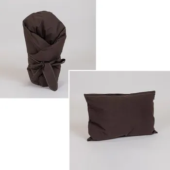 Zavinovačka Tulimese Péřová zavinovačka tmavě hnědá VELIKOST ZAVINOVAČKY: VELIKOST 80X80 CM, VARIANTY PROVEDENÍ: ZAPÍNÁNÍ NA KNOFLÍKY A MAŠLI + PODKLADNÍ POLŠTÁŘEK