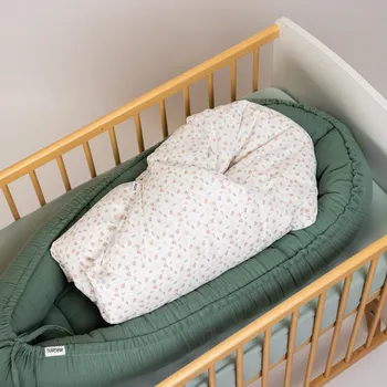 Zavinovačka Tulimese Péřová zavinovačka růžoví motýlci II. VELIKOST ZAVINOVAČKY: VELIKOST 80X80 CM, VARIANTY PROVEDENÍ: ZAPÍNÁNÍ NA KNOFLÍKY A MAŠLI + PODKLADNÍ POLŠTÁŘEK