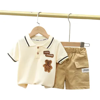 Chlapecká souprava polo tričko s medvídkem a béžové kraťasy na gumu s kapsami V výstřih s límečkem a knoflíky 4