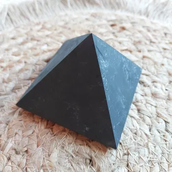 Šungit Pyramida 7x7 cm neleštěná