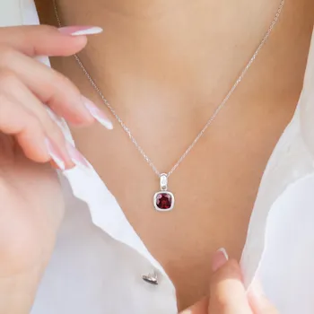 Přívěsek *** PŘÍVĚSEK S GRANÁTEM *** ***