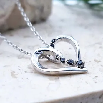 Přívěsek STŘÍBRNÝ PŘÍVĚSEK S PŘÍRODNÍMI DIAMANTY