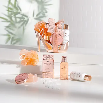 Kosmetická sada 3Pagen Střevíc s wellness produkty 100 ml sprchového gelu a tělového mléka, 60 ml tělového peelingu, houba a 100 g koupelové soli. 100 ml tělové mléko. 100 g sprchový gel. 60 ml tělový peeling + houba. 100 g koupelová sůl.