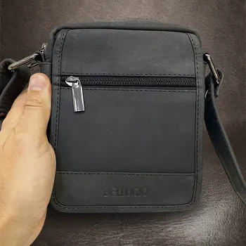 Maličká kožená taška, skvělá na dovolenou, pojme velmi mnoho důležitých drobností. Velmi kvalitní kůže, dokonalé zpracování, skvělý klasický design. Bez personalizace - individuální přání řešíme po domluvě.