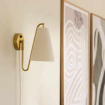 Lampička Globen Lighting Nástěnné světlo Lou Bouclé, bílá/mosaz, látka - Délka kabelu 200 cm bílá, mosazná 1 x 40 W - Doprava zdarma