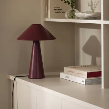 Lampička Globen Lighting stolní lampa Cannes, červená, kov, výška 40 cm - Základna – průměr 12,3 cm, výška 29 cm; délka kabelu 200 cm 1 x 60 W - Doprava zdarma