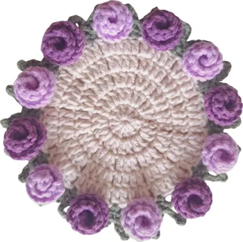 Podtácek Ručně háčkovaný podtácek s motivem růží Dekorativní podložka pod hrnek Ochranný podtácek na stůl pro každodenní použití fialová