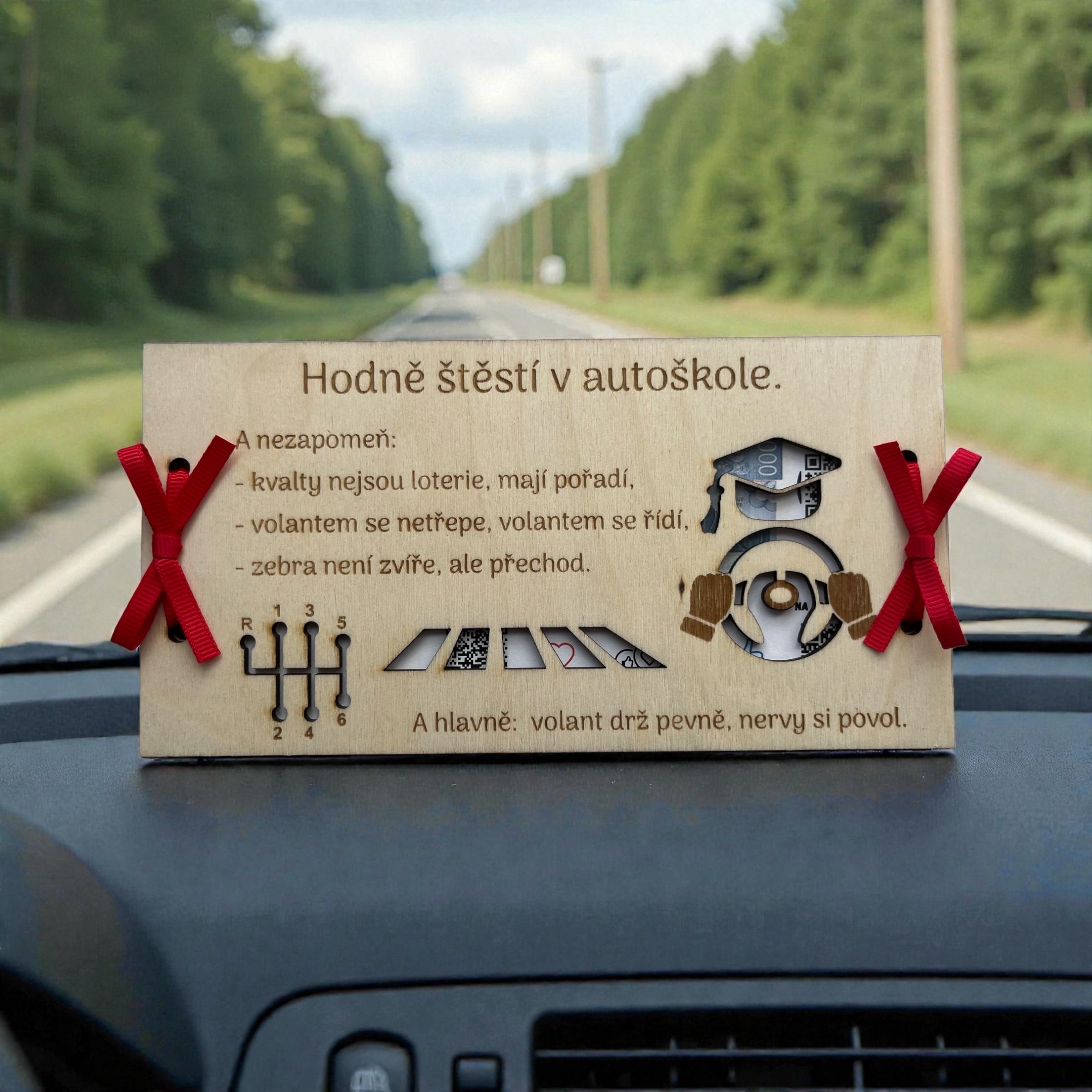 Dřevěná gravírovaná obálka na peníze s motivem „Hodně štěstí v autoškole“ – originální dárek pro začínajícího řidiče
