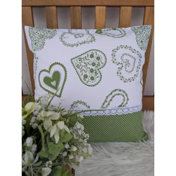 Povlak na polštářek Povlak na polštář 40 x 40 cm – zelená srdce malovaná se zeleným puntíkem a krajkou