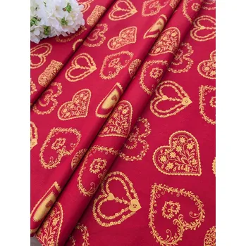 Látka 100% bavlna - zlatá malovaná srdce na červené