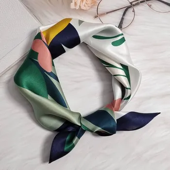 Šátek Hedvábný šátek Bílá kočka 53x53 cm v dárkovém balení, HEDVÁBNÝ SVĚT