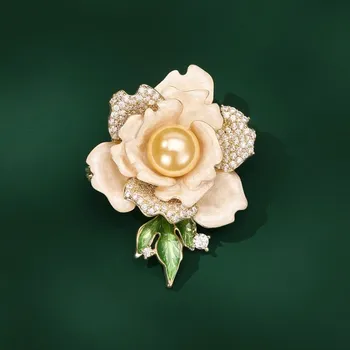 Brož Éternelle Luxusní brož ve tvaru květu se zlatou perlou Arlette B7386-XC06931T085 Champagne