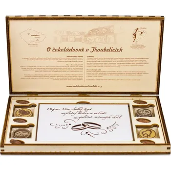 Čokoláda Dřevěná kazeta s čokoládou - svatební, Čokoládovna Troubelice Druh čokolády: Hořká 75%, Varianta obalu: Bílá perleť prstýnky