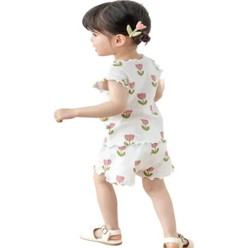 Dětský dívčí letní set tričko s krátkým rukávem a kraťasy na gumu Bílá souprava s květinovým potiskem na léto 2