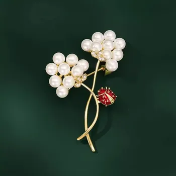 Brož Éternelle Luxusní květinová brož s beruškou - bílé perly, zirkony B7385-E-201-250 Zlatá Bílá