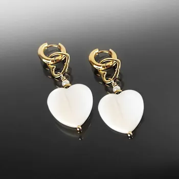 Náušnice Visací náušnice z pozlacené chirurgické oceli se srdcem z mořské mušle č. 1499