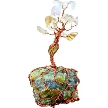 Ručně drátovaný Stromeček Štěstí (výška 3 cm, váha 4 g) z měděného drátku na českém olivínovci, s citrínem a olivínem. Součástí je dárková krabička a certifikát vysazeného Stromového dvojčete.