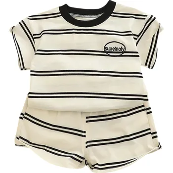 Chlapecký letní set Černobílé pruhované polo tričko s krátkým rukávem a pruhované kratasy Výstřih do O Stylový komplet 2