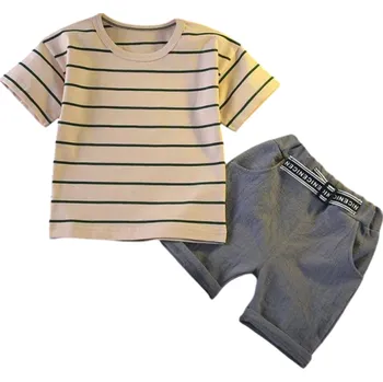 Chlapecký letní set Béžové pruhované tričko s krátkým rukávem a šedé kratasy Výstřih do O Pohodlný komplet 2