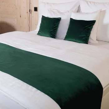 Přehoz na lůžko Sametový přehoz/běhoun na postel Velvet Premium SVP-044 Lesní zelená Na míru