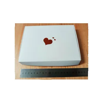 Jedlá dekorace na dort BÍLÁ KRABIČKA SE SRDÍČKEM bílá krabička srdíčko