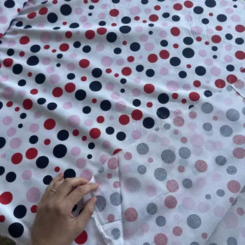 Bavlněné plátno random puntíky