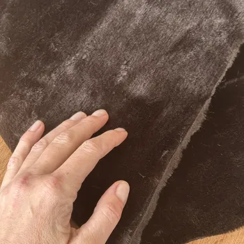 Kožešina tmavě hnědá, synt. vl.