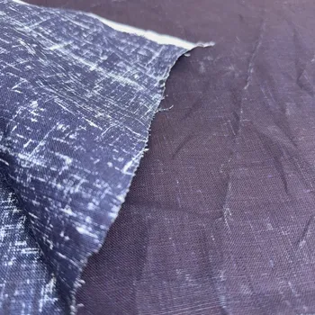 Pevné tužší lněné plátno s inkoustovým přetiskem, které bude umět stárnout