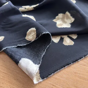 Lehká viskózová šatovka/halenkovina béžové květy na černé