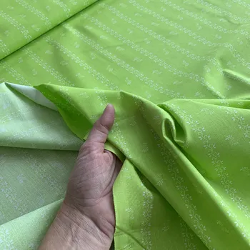 Bavlněné plátno kiwi zelené a bílé lístky