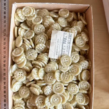 Knoflík Knoflík béžový žíhaný 2cm plast