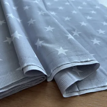 Šedé bavlněné plátno s bílými hvězdičkami