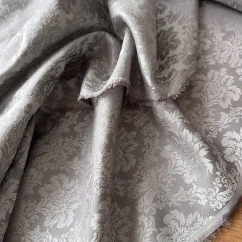 Lehký brokát / žakár stříbřitě šedý