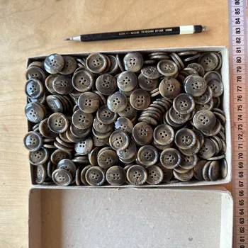 Knoflík Žíhaný knoflík hnědý 2cm lesk OP Prostějov