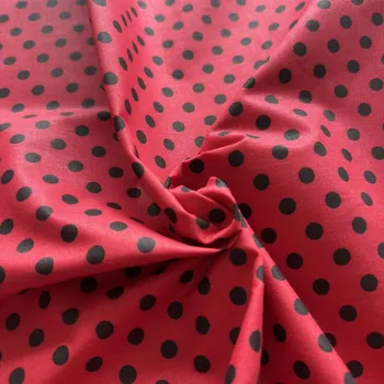 Červené bavlněné plátno s černými puntíky