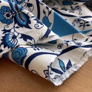 Vzorek - Retro bavlněná dekorační látka folklorní vzor modro bílé květiny (v přehybu lehce zašlé)