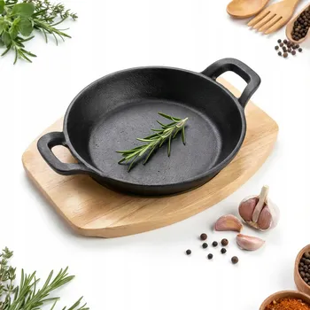 Pánev LITINOVÁ PÁNEV NA SERVÍROVÁNÍ JÍDEL 15 CM ČERNÁ + DŘEVĚNÝ PODSTAVEC 2 KS