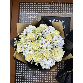 Smuteční dekorace Květinářství Květiny Strašnice Kondolenční kytice do vázy pro pozůstalé 4 růže rozvoz květin Praha 60 cm 40 cm