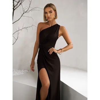 Dámské šaty Tmavě hnědé společenské šaty FIAMMAR na jedno rameno Velikost: ONESIZE