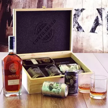 Dárkový potravinový koš Metaxa 12* Dárková sada v dřevěné truhle Standardní víko