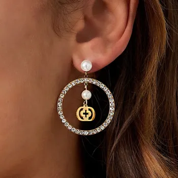 Náušnice Luxusní visací náušnice z pozlacené chirurgické oceli s třpytivými zirkony, perlovým detailem a přívěskem č. 1542